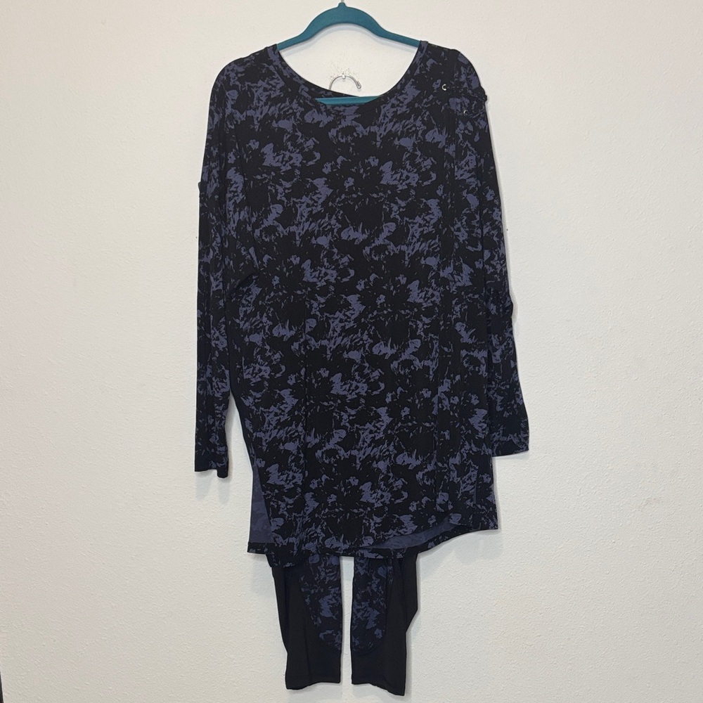 Livi Active size 22/24 Black and Blue leggings and long sleeve top